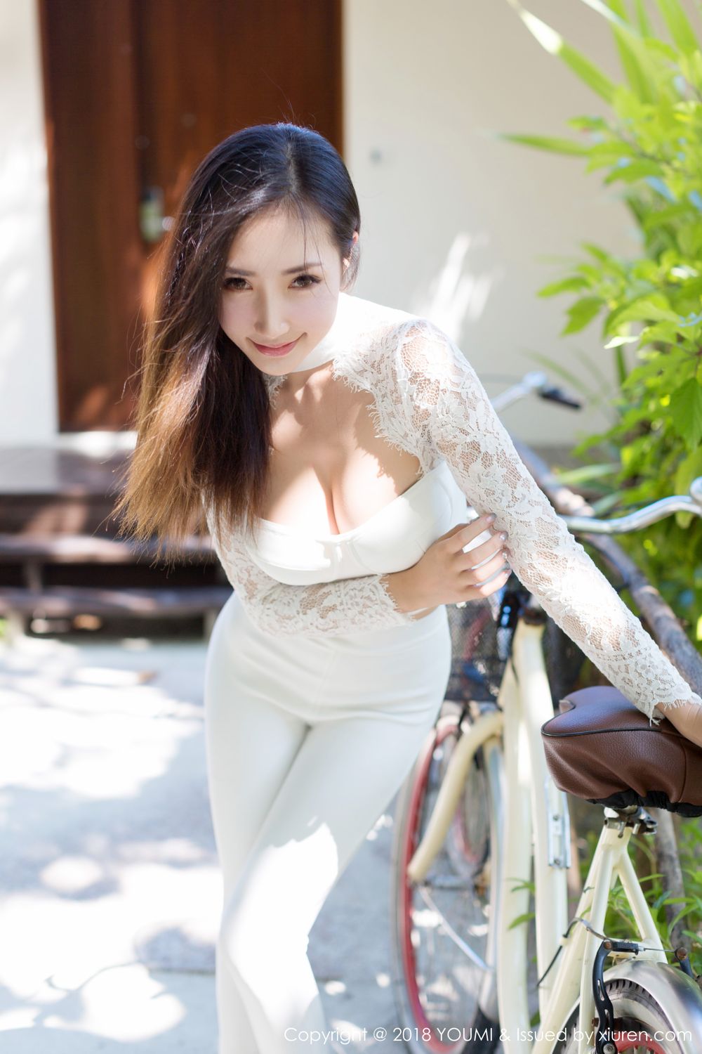 性感女神Yumi尤美一身白衣凸显好身材